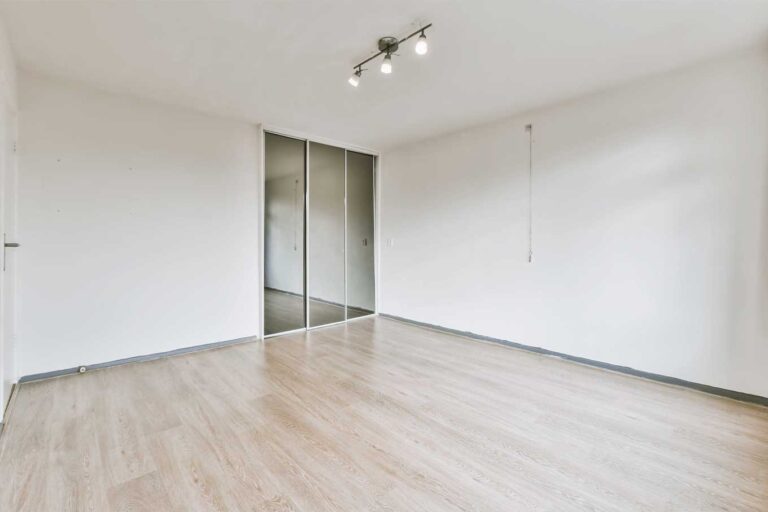 sala-apartamento-piso-laminado-claro