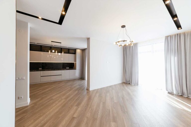 sala-e-cozinha-americana-com-piso-laminado-escuro