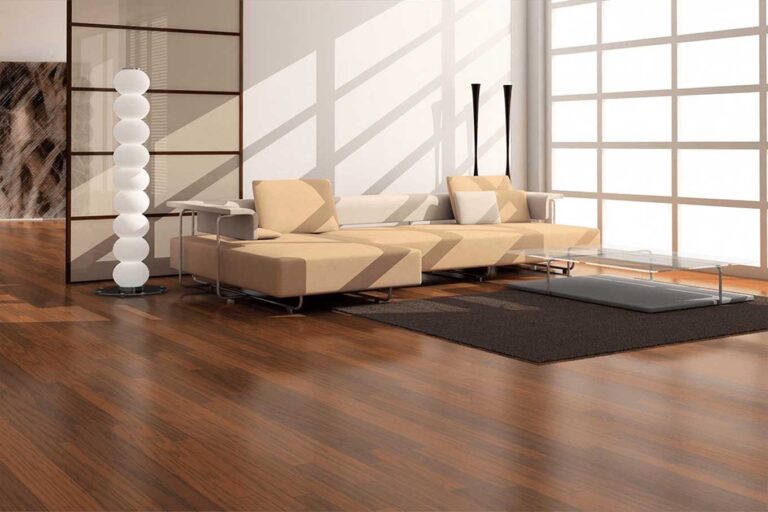 sala-moderna-com-pizo-laminado-marrom